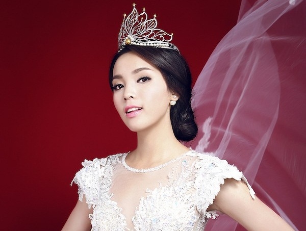 Gần đây nhất là những hình ảnh say xỉn tại quán bar và vô tư hút thuốc lá ở nơi công cộng.