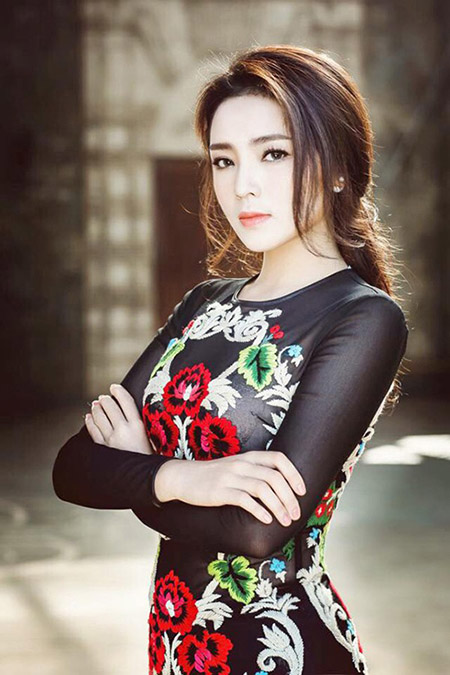 Thời gian gần đây, cô cũng bắt đầu gây bất ngờ với khuôn cằm thon gọn và các nét trên gương mặt thanh tú, rất khác so với khi mới đăng quang. 