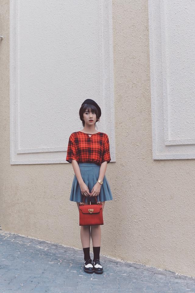 Quỳnh Anh Shyn có gương mặt baby và thời trang chịu ảnh hưởng của phong cách vintage.