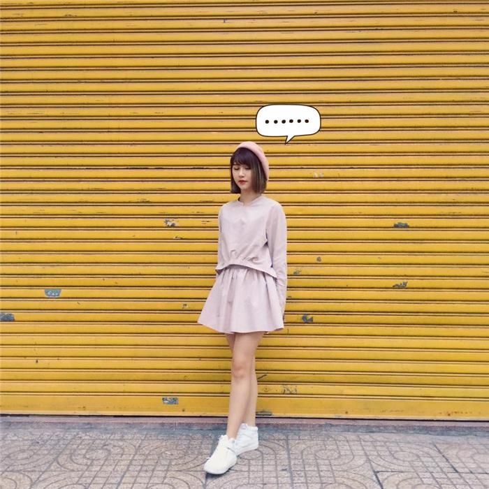 Cô thường chọn cho mình những trang phục có gam màu pastel nhẹ nhàng và nữ tính.