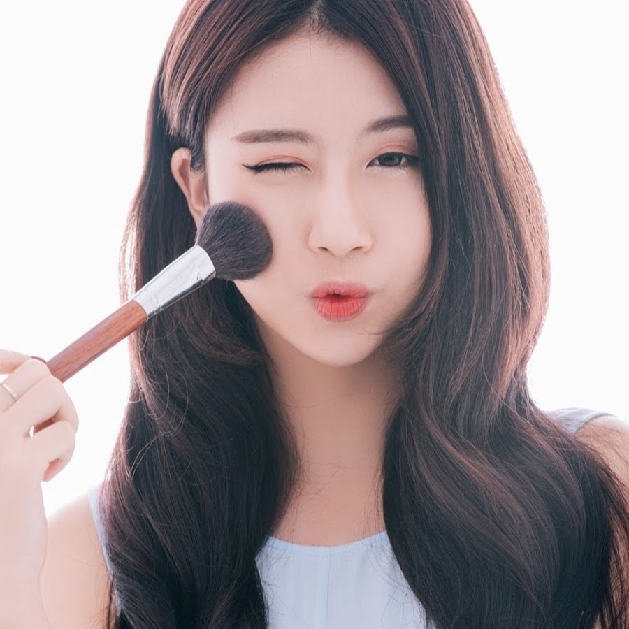 Từ nữ tính ngọt ngào, nổi loạn cho đến gợi cảm đều được cô nàng hotgirl áp dụng thành công.