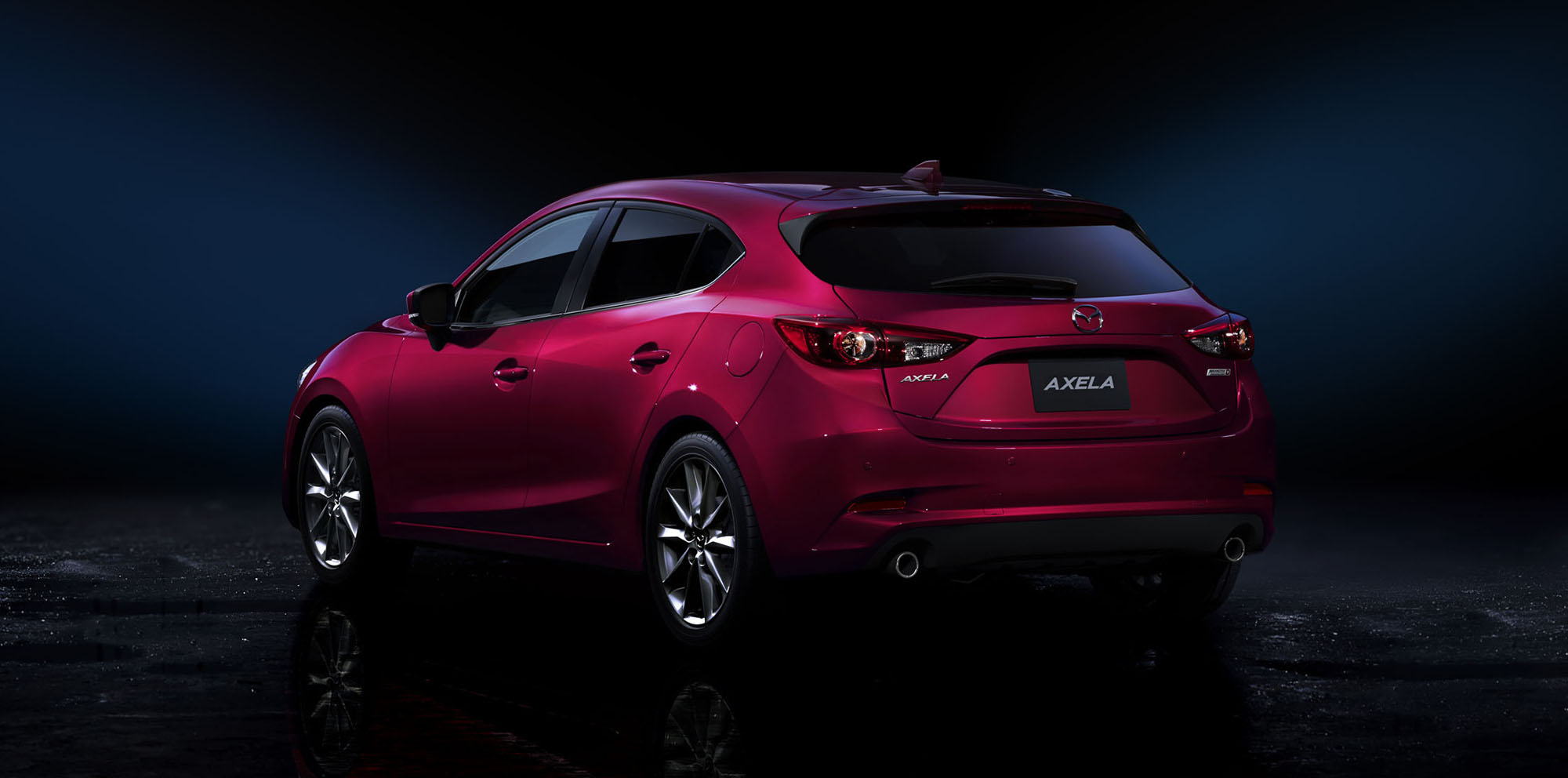 Gương hậu tích hợp đèn xi-nhan LED. Phía sau, Mazda3 sedan 2017 giữ nguyên như bản hiện hành, trong khi bản hatchback thiết kế lại đèn hậu và đèn định vị.