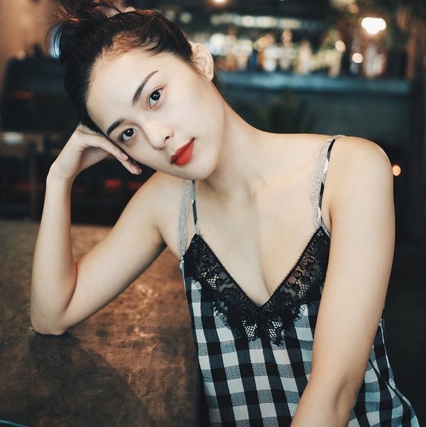 Hạ Vi sở hữu khuôn mặt thanh tú, nụ cười rạng rỡ và được giới trẻ biết đến nhiều với biệt danh ''Phạm Băng Băng Việt''. 