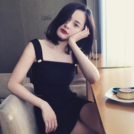 Hot girl Hải Phòng không chỉ gây ấn tượng ở nhan sắc xinh đẹp mà còn được yêu thích bởi gu thời trang hiện đại, sang trọng và gợi cảm.