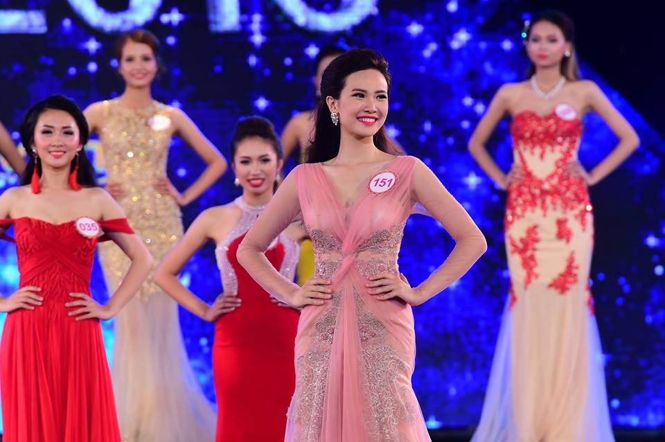 Nữ sinh viên Đại học Kinh tế Quốc dân Hà Nội sở hữu chiều cao 1m69. Nữ sinh viên Đại học Kinh tế Quốc dân Hà Nội sở hữu chiều cao 1m69.