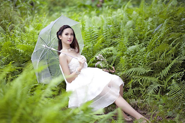 Ngoài ra người đẹp còn đạt Giải nhì Giai điệu tuổi hồng toàn quốc năm 2011. Cô còn là mẫu ảnh khá nổi cho các tờ báo tuổi teen.