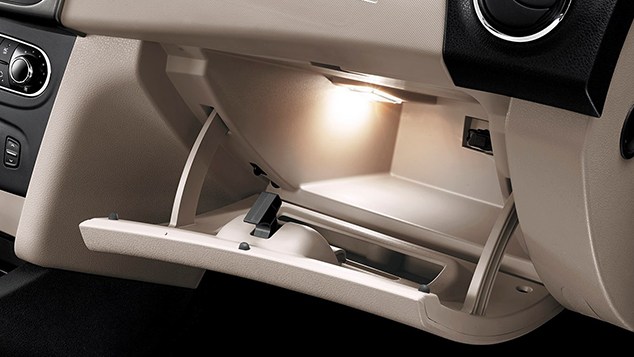 Logan cũng được trang bị các hộc đồ nhỏ trên 4 cửa xe, túi đựng đồ lưng hàng ghế trước, hộc đồ lớn dưới bảng tablo nhưng không trang bị các gác tay trung tâm cho cả hàng ghế trước và sau.