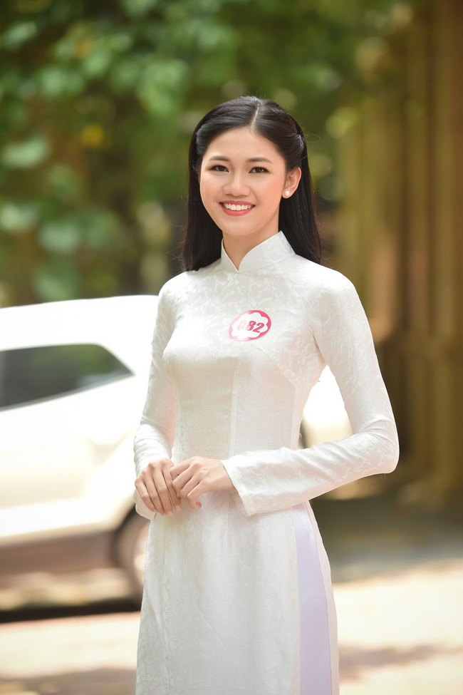 Có thể thấy, Thanh Tú sở hữu gương mặt khá giống chị gái với đôi mắt to tròn, các đường nét trên khuôn mặt hài hòa, cân đối.
