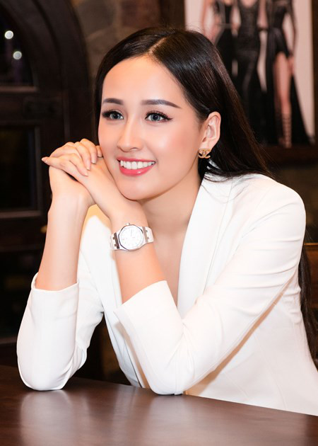 Nếu trước đó, Mai Phương Thúy thường xuyên trang điểm “lệch tông” khi kết hợp 3 màu không liên quan đến nhau: mắt xanh, má hồng đậm và son nude. Nếu trước đó, Mai Phương Thúy thường xuyên trang điểm “lệch tông” khi kết hợp 3 màu không liên quan đến nhau: mắt xanh, má hồng đậm và son nude.