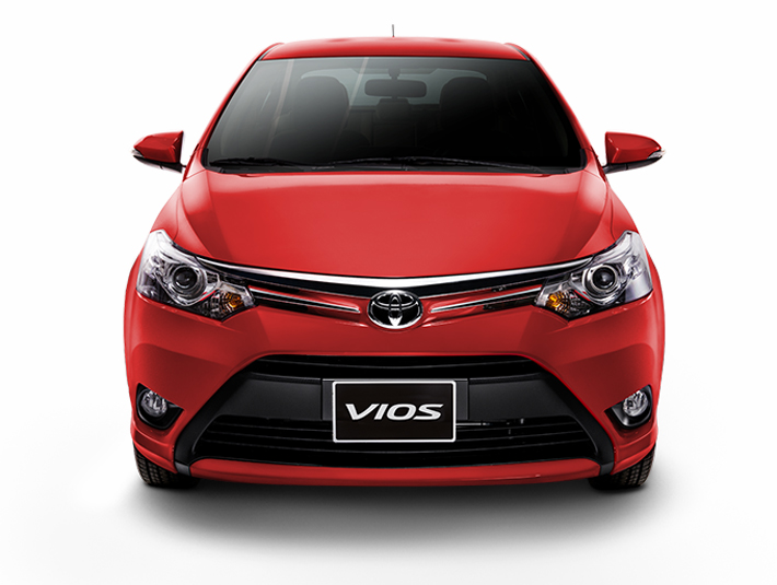 Đầu xe Toyota Vios 2016 có đèn pha mới dạng thấu kính với chóa đèn bên trong màu tối, khung đèn định hình bằng đường crôm dạng chữ C. 