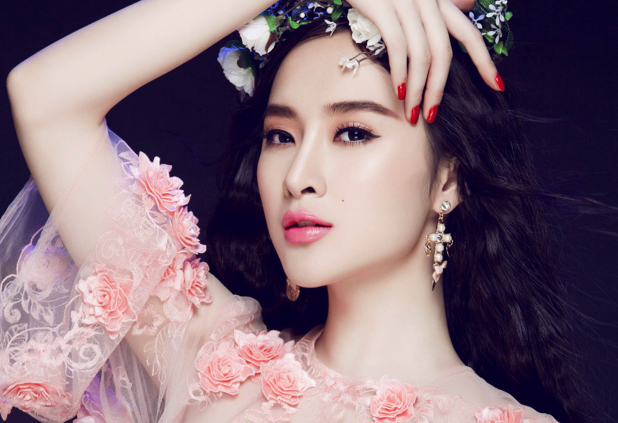 Ngày đó cô gây ấn tượng với gương mặt xinh xắn, hồn nhiên cùng lối diễn xuất cực kỳ lí lắc, đáng yêu.