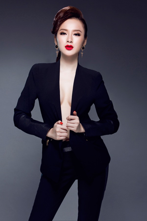 Angela Phương Trinh tên thật là Lê Ngọc Phương Trinh, cô sinh ngày 8/2/1995.