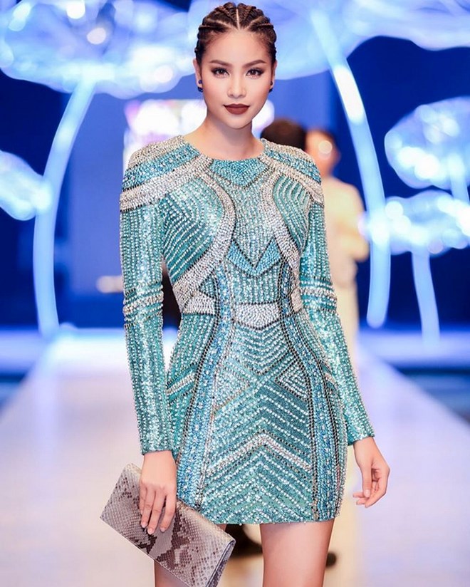 Hay nổi bật với mái tóc tết kiểu chiến binh, make up nhấn vào môi nâu lỳ tại Tuần lễ thời trang Việt Nam 2016.