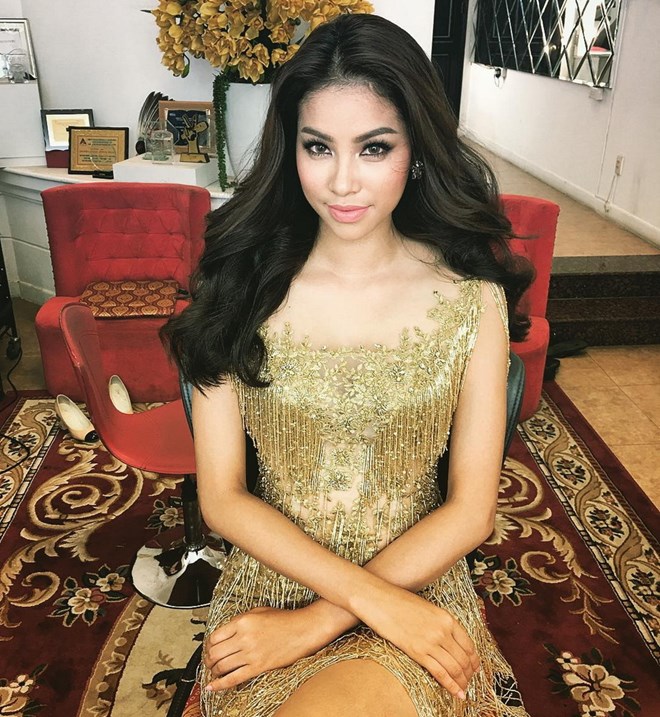 Thử nghiệm trang điểm kiểu Thái: mày cong đậm, môi nhạt, má đánh khối kĩ lưỡng cùng mắt khói sắc sảo.