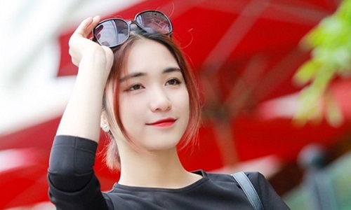 Ngay khi phát hiện được tài năng ca hát của con, Hòa Minzy đã được bố mẹ cho theo học trường Cao đẳng Nghệ thuật Hà Nội năm cô học lớp 11.
