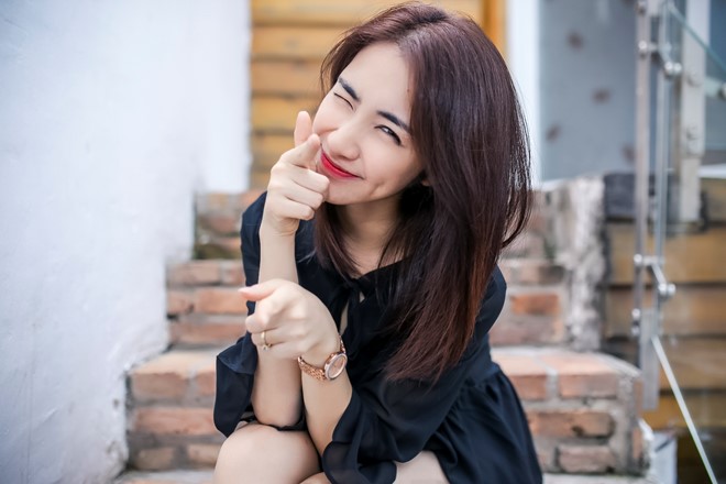 Thời điểm này, ngoài đi hát ở các tụ điểm ca nhạc, quán cà phê tại Hà Nội, Hòa Minzy còn nhận lời làm mẫu ảnh cho nhiều tạp chí tuổi teen. 