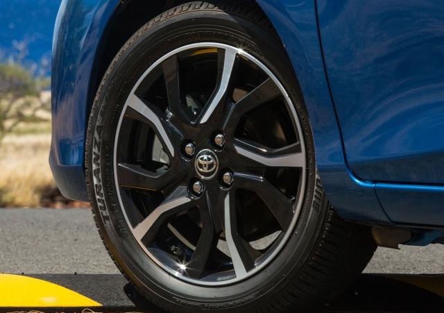 La-zăng hợp kim 15 inch đi cùng với lốp xe có kích thước 185/60R15 được trang bị cho cả hai phiên bản của Toyota Yaris 2016.
