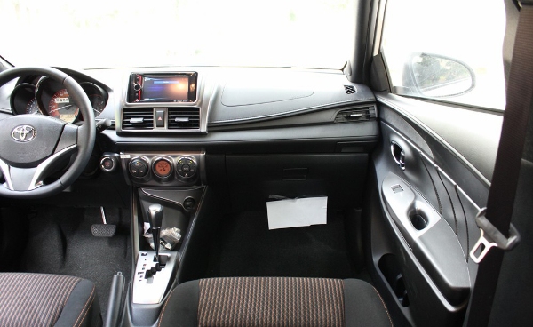 Về phần nội thất, Toyota Yaris 2016 có thiết kế nội thất gần giống với người anh em Toyota Vios 2014.