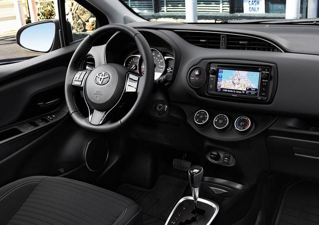 Ghế lái tích hợp tính năng chỉnh tay 6 hướng và hàng ghế trước được trang bị tính năng điều chỉnh tay, và hàng ghế khách phía trước có thể chỉnh tay 4 hướng.
