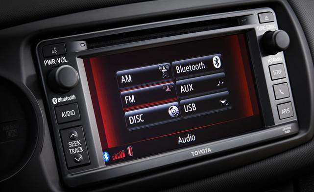 Cả hai phiên bản của Toyota Yaris 2016 đều được tích hợp hệ thống nghe nhìn AM/FM, hệ thống nghe nhạc có các định dạng như MP3, WMA/AAC cùng với các kết nối như USB, AUX, Bluetooth giúp người dùng có thể kết nối với các thiết bị di động một cách dễ dàng. 