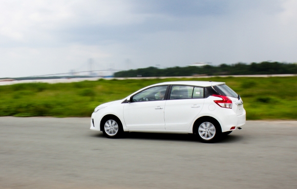 Kích thước tổng thể của Toyota Yaris 2016: chiều dài x chiều rộng x chiều cao tương ứng là 4.115 x 1.700 x 1.475 (mm), chiều dài cơ sở 2.550 mm. Với thông số trên cho thấy, Toyota Yaris 2016 vượt trội hơn hẳn các đối thủ khác về kích thước.