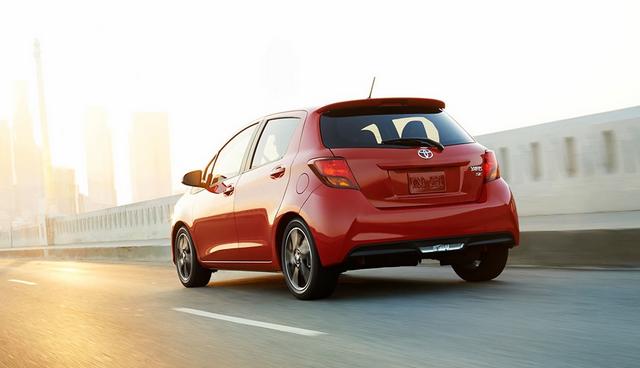 Bản Yaris G dùng đèn pha dạng bóng chiếu, gương hậu chỉnh điện. Trong khi đó Yaris E chỉ là đèn Halogen phản xạ đa chiều với gương hậu chỉnh tay.