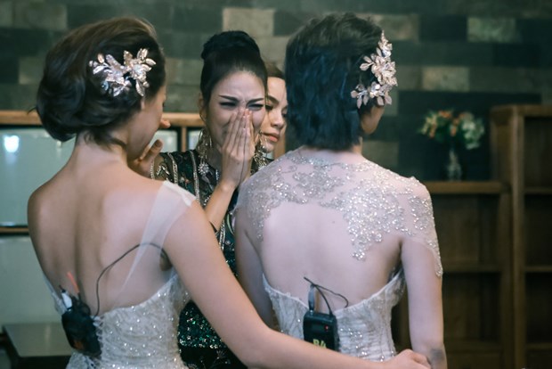 Bất lực, ức chế tột đỉnh, Lan Khuê đã khóc nức nở và nói lời xin lỗi Kim Chi. Nữ HLV quyền lực không dám nhìn đối diện với Kim Chi và liên tục dùng tay ôm mặt.