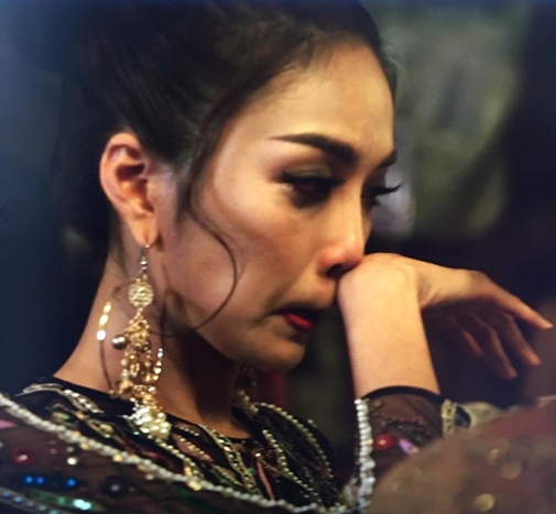 Thương thí sinh của đội mình, Lan Khuê chẳng còn ngại để lộ gương mặt lấm lem vì lớp trang điểm bị nhòe đi do những giọt nước mắt.