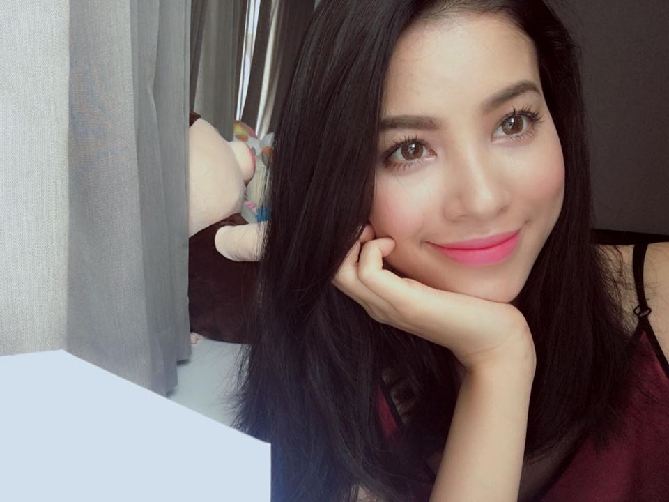 Sở hữu gương mặt ‘không góc chết’, nên ở bất cứ góc nào của khuôn mặt Phạm Hương cũng toát lên được vẻ đẹp và thần thái của mình một cách tối đa.