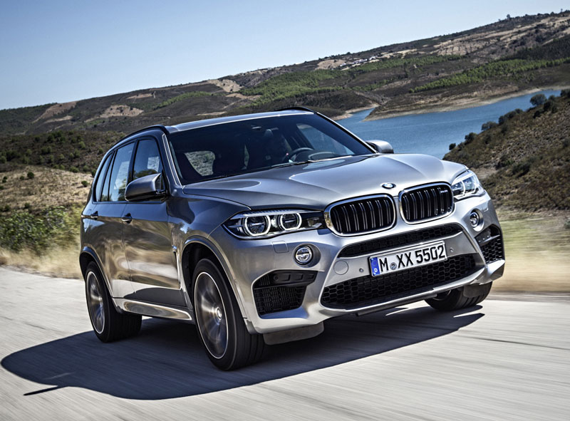 6. BMW X3 thế hệ đầu tiên được giới thiệu tại triển lãm Detroit Auto Show năm 2003. Mẫu xe này ra đời để tiếp nối sự thành công trong phân khúc xe địa hình hạng sang SAV (Sports Activity Vehicle) mà đàn anh X5 ra mắt năm 1999 là kẻ tiên phong. Với vị thế riêng mình một lối ở phân khúc thấp hơn, mẫu xe gầm cao tầm trung của BMW đã có doanh số bán ấn tượng kể từ khi ra mắt kéo theo các ông lớn ;Mercedes-Benz GLK-Class (2008), Audi Q5 (2008), ;Land Rover Range Rover Evoque (2011) gia nhập cuộc chơi.