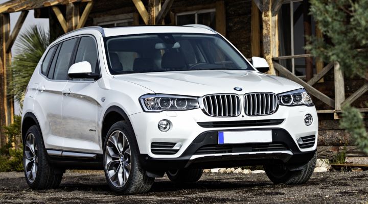 BMW X3 là bản nâng cấp ngoại hình của thế hệ thứ hai giúp mang đến diện mạo năng động và hiện đại hơn cho mẫu xe này. Bên cạnh đó, phiên bản mới còn đánh dấu lần đầu tiên nhà phân phối EURO AUTO phân phối phiên bản máy dầu tiết kiệm nhiên liệu tại Việt Nam. Điều này sẽ giúp tăng thêm sự lựa chọn và đáp ứng các nhu cầu sử dụng của người tiêu dùng.