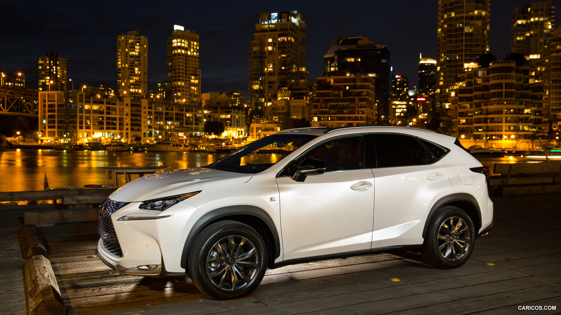 Lexus NX được xem là chiếc SUV mang những nét thiết kế bền chặt và mạnh mẽ nhất từ trước đến nay của hãng xe Nhật. Chiếc xe có khả năng hút ánh nhìn lâu hơn nhờ những đường nét góc cạnh, những vẫn có những góc mềm mại không để xe bị thô cứng. Chính xác thì bản 13Win19 tải ứng dụng NX 200T đã được giữ lại rất nhiều nét thiết kế từ chiếc concept Lexus LF-NX ra mắt năm 2013.