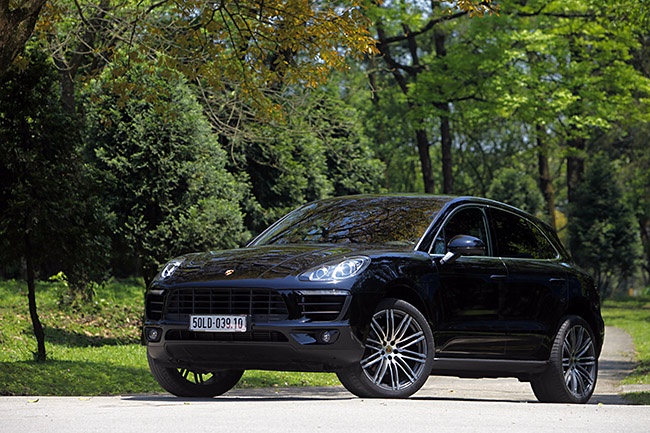 Tại Việt Nam, Porsche Macan chính thức được giới thiệu vào cuối tháng 10/2014 và phải sang đầu năm 2015, những chiếc xe đầu tiên mới đến tay khách hàng.