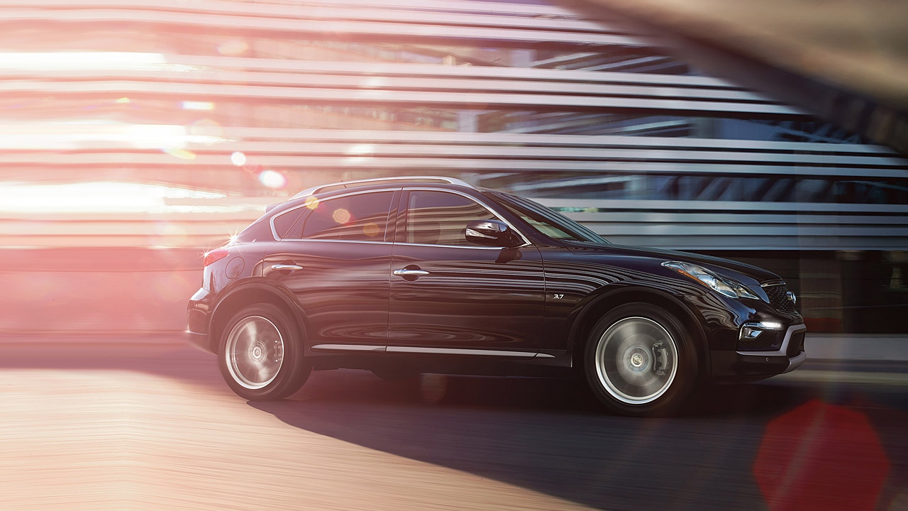 Trước đây, Infiniti QX50 có tới bốn cấp độ thiết kế khác nhau. Tuy nhiên, phiên bản năm 2016 của mẫu xe này chỉ có hai biến thể cơ bản, một biến thể sử dụng hệ dẫn động cầu sau và một biến thể sử dụng hệ dẫn động bốn bánh. Sau khi ra mắt, Infiniti QX50 2016 sẽ là đối thủ cạnh tranh trực tiếp của Acura RDX và Lexus NX.