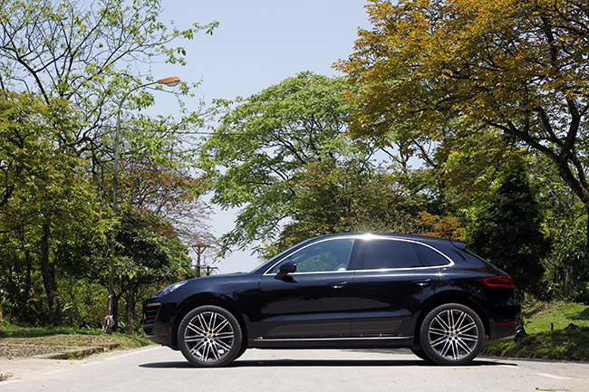 Porsche Macan có kích thước 4.681 x 1.923 x 1.624mm (dài, rộng, cao), sử dụng vành hợp kim 18'' cùng trọng lượng không tải 1.770kg. Với dung tích bình nhiên liệu 65L, Porsche Macan sẽ đi được khoảng 900km mới đổ xăng, với mức tiêu hao nhiên liệu ở đường thử Tiêu chuẩn là 7,2l/100km.