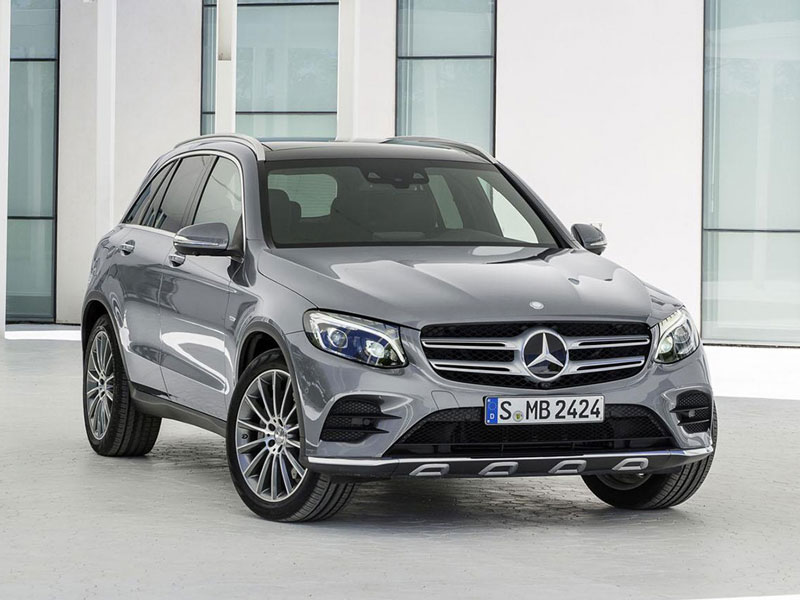 2. Được xây dựng trên cùng nền tảng khung gầm với dòng sedan C-Class, Mercedes-Benz GLC-Class hội tụ đầy đủ những yếu tố của một chiếc SUV: kiểu dáng mạnh mẽ, bắt mắt cùng không gian rộng rãi và khả năng off-road khá.