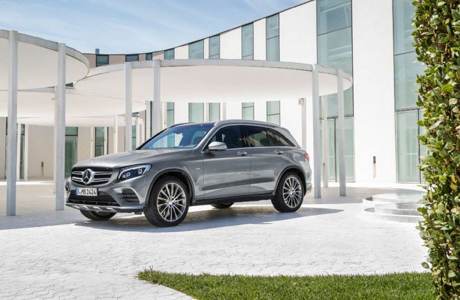Không gian nội thất trên chiếc GLC được lấy cảm hứng từ dòng C-Class với 3 hộc gió điều hòa bằng kim loại đặt trên tablo trung tâm cùng một màn hình 7 inch. Phía trên khu vực đặt tay nghỉ của người lái, ngay trên nút tròn điều khiển trung tâm là một vùng cảm ứng. Vùng cảm ứng này giúp người lái khi đặt tay nghỉ vẫn có thể điều khiển được các thiết bị trong xe một cách thuận tiện mà không cần phải chạm vào màn hình LCD.