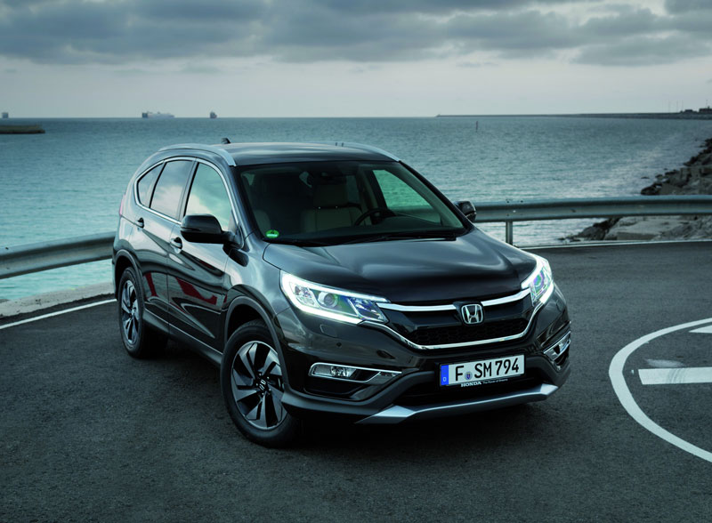 3. Các chuyên gia đánh giá xe Honda CR-V 2016 là một mẫu xe SUV năm chỗ ngồi với năm cấp độ thiết kế: LX, SE, EX, EX-L và Touring. Xe được trang bị nhiều tính năng tiện nghi và an toàn hàng đầu. Cửa sổ trời, khởi động không cần khóa và ghế trước có sưởi là những trang bị Tiêu chuẩn cho những biến thể cao cấp của CR-V. Những khách hàng muốn sở hữu các tính năng an toàn bổ sung có thể xem xét đến phiên bản cao cấp nhất là CR-V Touring với hỗ trợ giữ làn đường kế và hệ thống phanh tự động khi cảm nhận va chạm sắp xảy ra phía trước.