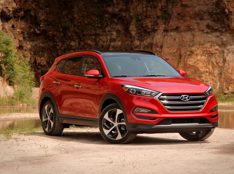 4. Tucson thế hệ mới là sản phẩm tiếp theo mang triết lý thiết kế “Điêu khắc dòng chảy 2.0” của nhà Hyundai với các đường gân chạy dọc thân xe được nối từ phần gờ nổi của hốc hút gió chứa đèn sương mù tạo kiểu dáng khí động học giống “người anh” SantaFe. Xe sở hữu kích thước Dài x Rộng x Cao lần lượt là 4.475 x 1.850 x 1.660 (mm).