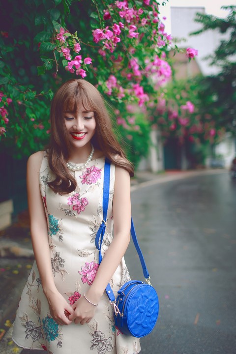 Trà My có phong cách đời thường giản dị và tối giản cùng những gam màu trầm, pastel. Kiểu dáng xòe bồng, dáng suông được nàng Á hậu mê mẩn.