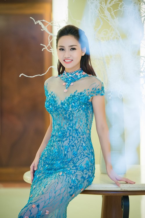 Song người đẹp sinh năm 1992 dường như chưa định hình được phong cách khi đi sự kiện. Phong độ của người đẹp ''lên xuống thất thường'' và đôi khi bị mất điểm vì lỗi chọn màu sắc không phù hợp.