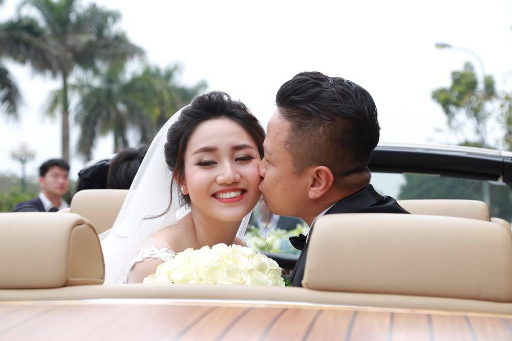 Đầu năm 2016, Á hậu Trà My gây bất ngờ khi từ chối tham dự cuộc thi Hoa hậu Hoàn vũ 2016 để lên xe hoa.