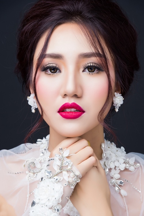“Tôi thật may mắn khi sớm tìm được ‘một nửa’ của mình. Anh ấy không chỉ chu đáo, tận tình mà còn rất thấu hiểu. Bố mẹ tôi cũng rất vui vẻ khi con gái sớm có bến đỗ như ý”, Trà My cho biết.