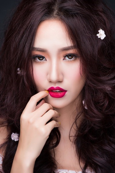 Trà My kể, cô và ông xã gặp nhau sau cuộc thi Hoa hậu Hoàn vũ Việt Nam 2015. Gia đình chồng cô thích cuộc sống sum vầy nên người đẹp đã chuẩn bị tinh thần làm dâu. Song song với công việc trong showbiz và các hoạt động xã hội, á hậu muốn làm tròn vai trò người vợ, người mẹ và con dâu.
