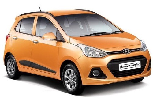 Xe Hyundai grand i10 2016 bản 5 cửa và 4 cửa sedan đều sử dụng kiểu nội thất hai tông màu, chìa khóa thông minh với nút bấm khởi động, màn hình hiển thị hình ảnh từ camera phía sau, điều hòa tự động, cổng USB và bộ nhớ 1 GB, gương gập điện, nút bấm mở cốp, kết nối Bluetooth, hộc đựng găng có chức năng làm lạnh, chỗ để tay hàng ghế sau có hộc đựng cốc, hốc gió cho hàng ghế sau…
