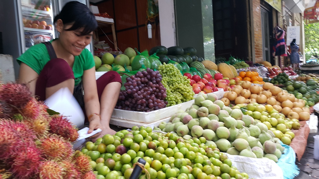 Tin tức trong ng&agrave;y: Tr&aacute;i c&acirc;y Trung Quốc tr&agrave;n ngập chợ