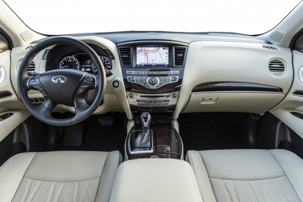Hệ thống giải trí của Infiniti QX60 khá cao cấp với dàn âm thanh BOSE® Cao cấp với 13 loa, AM/FM/CD/DVD với khả năng chơi nhạc MP3, hệ thống Dữ liệu Radio (RDS) và tính năng điều khiển âm lượng cảm biến theo tốc độ, bộ nhớ của xe với 9Gb để lưu trữ âm nhạc. Màn trình cảm ứng trung tâm có kích thước 8 inch sắc nét và dễ sử dụng.