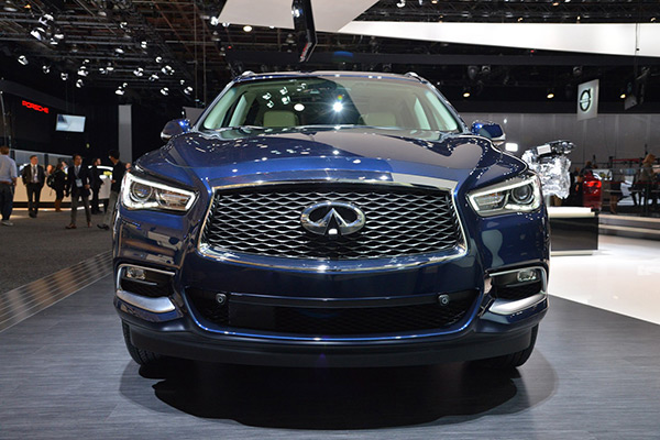 Tại thị trường Việt Nam, Infiniti QX60 mới được trang bị động cơ 3.5 lít V6, công suất 263 mã lực và mô-men xoắn 334 Nm.  Xe được trang bị hệ thống dẫn động toàn thời gian AWD. Mẫu xe này cũng được trang bị hộp số vô cấp CVT giúp cho xe tăng tốc nhanh, giảm thiểu độ tiêu hao nhiên liệu, tăng độ êm ái khi vận hành.