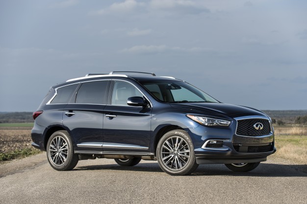 Infiniti QX60 mới được xem là đối thủ cùng phân khúc với Lexus RX350. So với phiên bản cũ, Infiniti QX60 2016 sở hữu nhiều chi tiết thiết kế mới. 