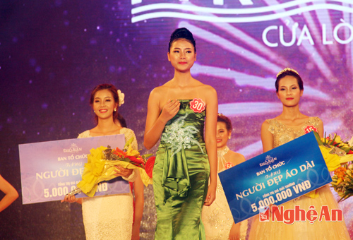 Trước đó, cô đã xuất sắc giành được vương miện Người đẹp phố biển năm 2016.